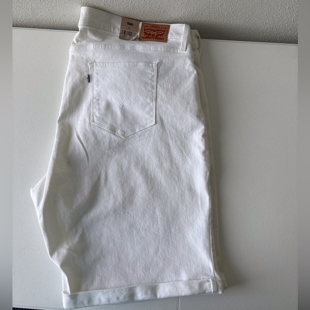 Levi’s Women’s Size 24W White Classic Bermuda Shorts NWT Beach Vacation Football
